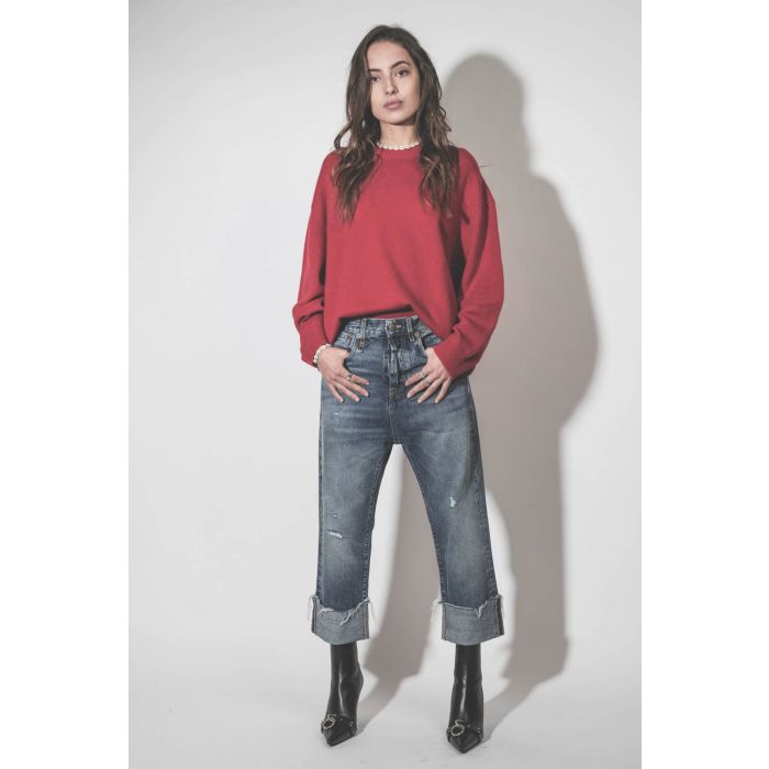 Jean Baggy Tailored Drop bleu délavage Hutton Blue R13. Porté avec un pull en cachemire rouge.