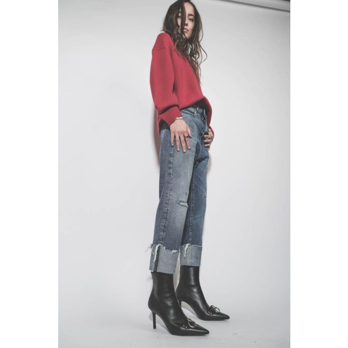 Jean Baggy Tailored Drop bleu délavage Hutton Blue R13. Porté avec des boots à talons en cuir noir.