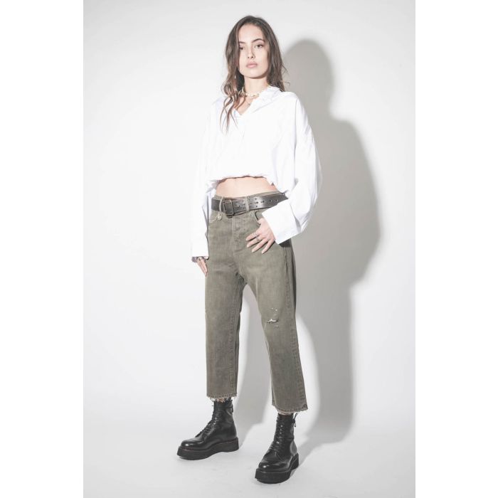 Jean baggy Tailored Drop toile kaki usée et déchirée R13 denim. Porté de face.