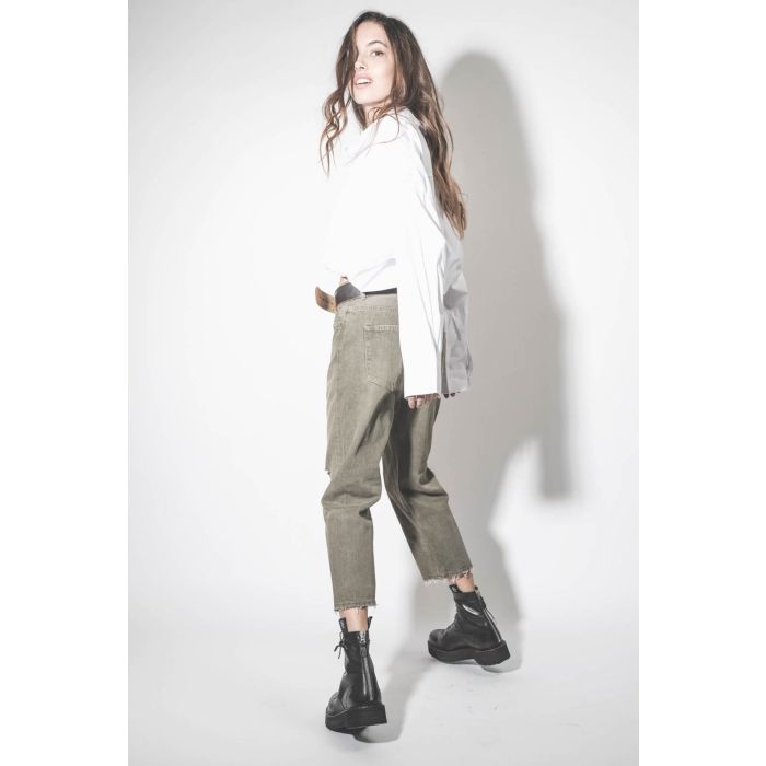 Jean baggy Tailored Drop toile kaki usée et déchirée R13 denim. Porté avec une chemise Crossover Bubble blanche.
