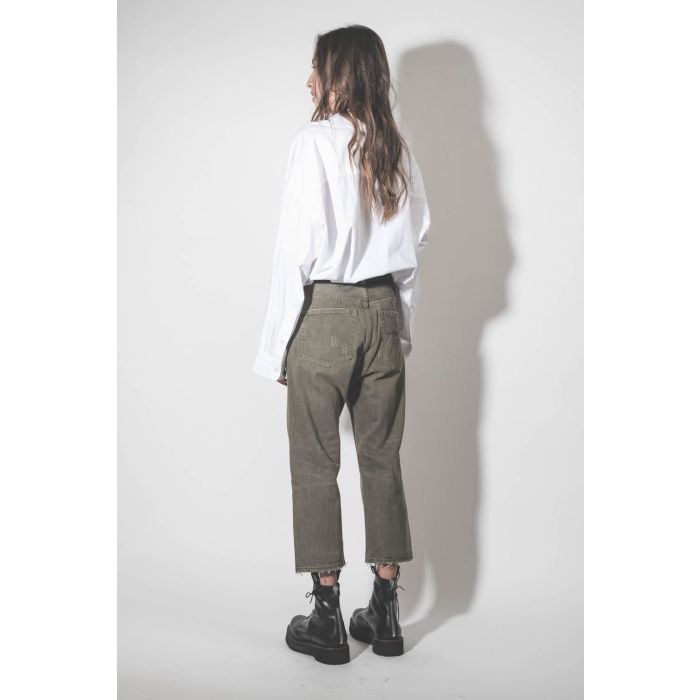 Jean baggy Tailored Drop toile kaki usée et déchirée R13 denim. Porté de dos.