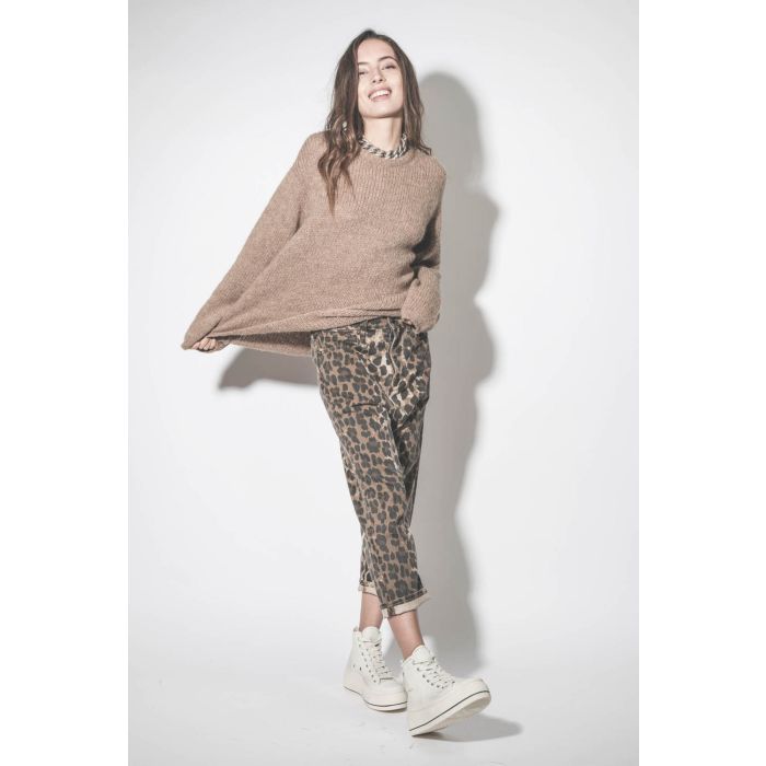 Jean baggy Tailored Drop en jean léopard R13. Porté avec des sneakers compensées en toile blanche.