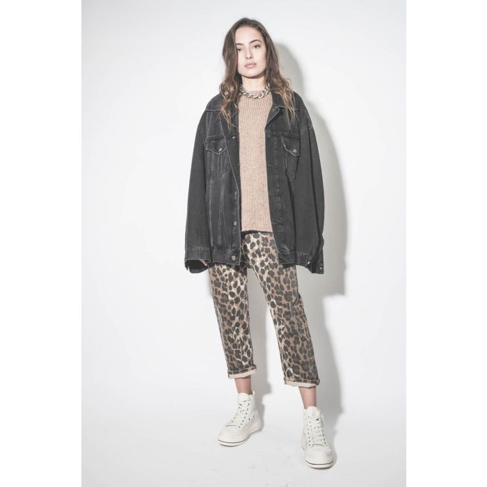 Jean baggy Tailored Drop en jean léopard R13. Porté avec un blouson en jean noir oversize. 