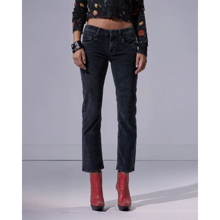 Jean slim taille basse Boy Straight R13 en velours de coton côtelé noir délavé Obsidian Stretch Cord Black, porté de face avec des boots à talons.
