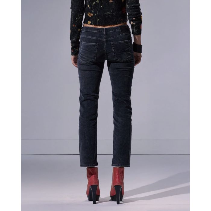 Jean slim taille basse Boy Straight R13 en velours de coton côtelé noir délavé Obsidian Stretch Cord Black, porté de dos.