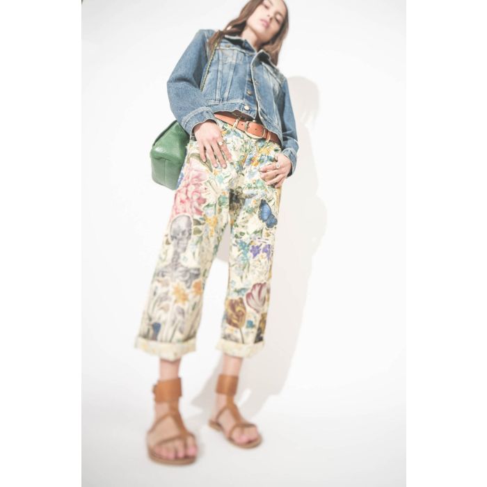Jean en toile imprimé et brodé fleurs, papillons et tête de mort écru Floral X-Boyfriend R13. Porté taille basse.