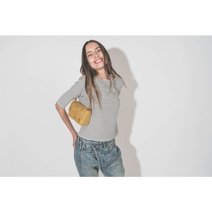 Tee-shirt marinière R13 ajusté, porté avec un jean Crossover oversized de la même marque.
