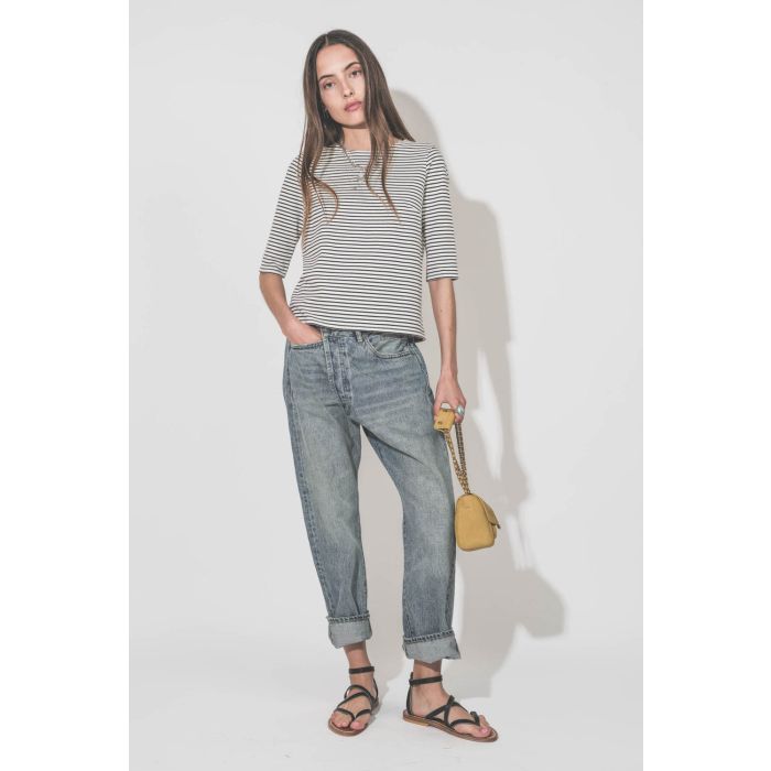 Tee-shirt marinière R13 en coton rayé navy et écru porté avec le jean Crossover R13.
