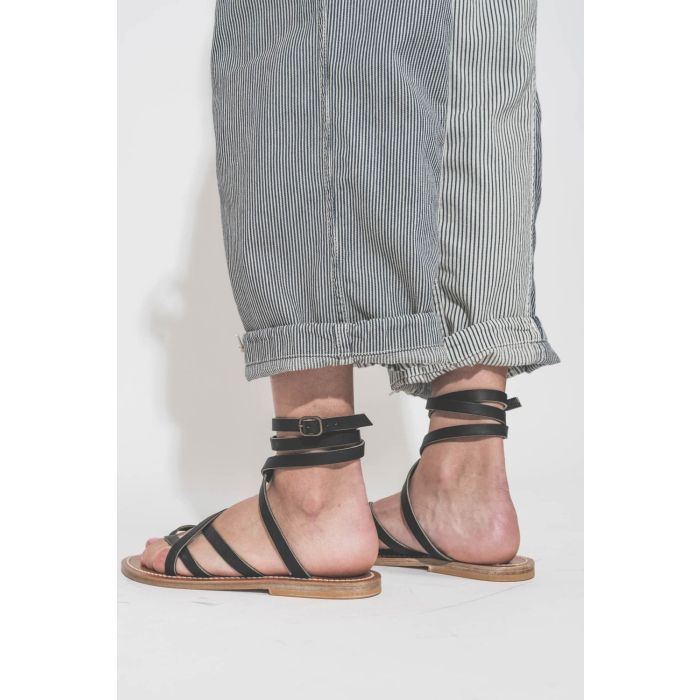 Pantalon oversize à rayures bleues Cargo Railroad R13. Détail de l'ourlet avec un petit revers. Porté avec des sandales en cuir noir Zenobie K.Jacques Saint-Tropez. 