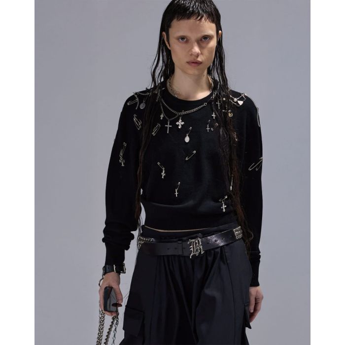 Pull Tight Waist Crewneck Sweater R13 en laine noire, orné de bijoux argentés, porté de face.