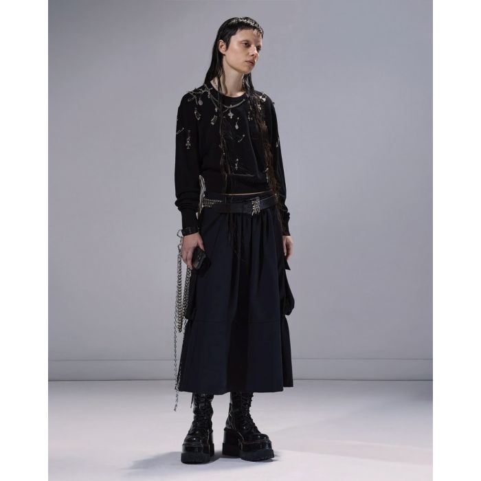 Pull Tight Waist Crewneck Sweater R13 en laine noire, orné de bijoux argentés, porté de face avec une ceinture logo R13. 