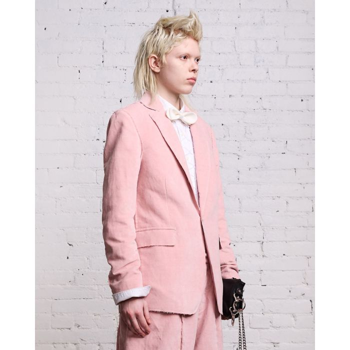 Blazer en velours rose R13 porté de profil.