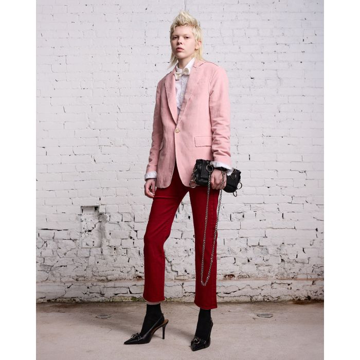 Blazer en velours rose R13 porté avec un pantalon court et des escarpins.