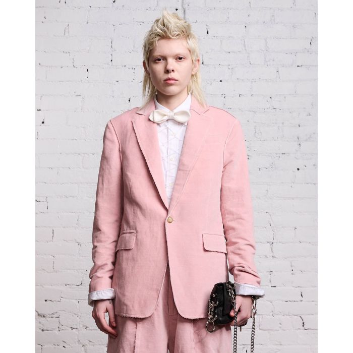 Blazer en velours rose R13 porté de face.