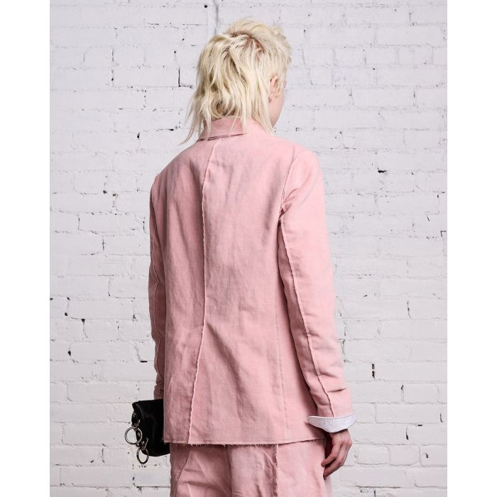 Blazer en velours rose R13 porté de profil dos.