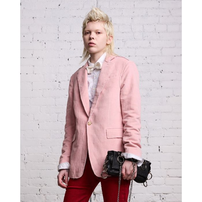 Blazer en velours rose R13 porté avec une chemise blanche.