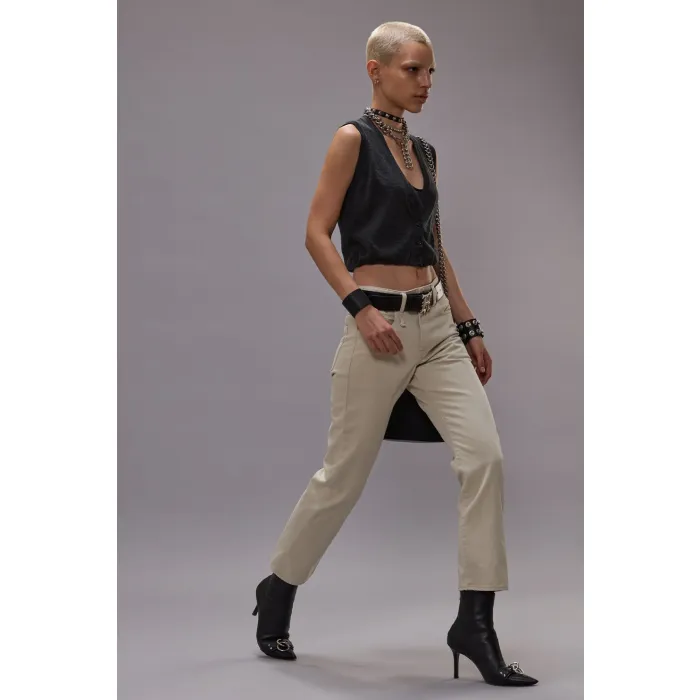 Jean Romeo Ivory Sateen R13 Denim. Porté de profil avec des boots à talons R13. 