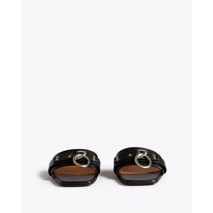 Sandales plates en cuir noir avec anneau en métal argent Sid Harness Slide R13. Face.