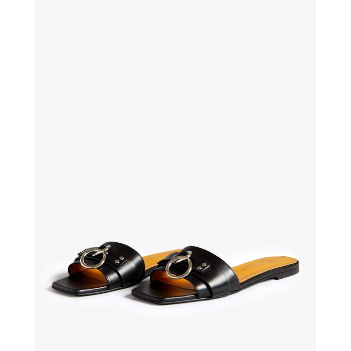 Sandales plates en cuir noir avec anneau en métal argent Sid Harness Slide R13.