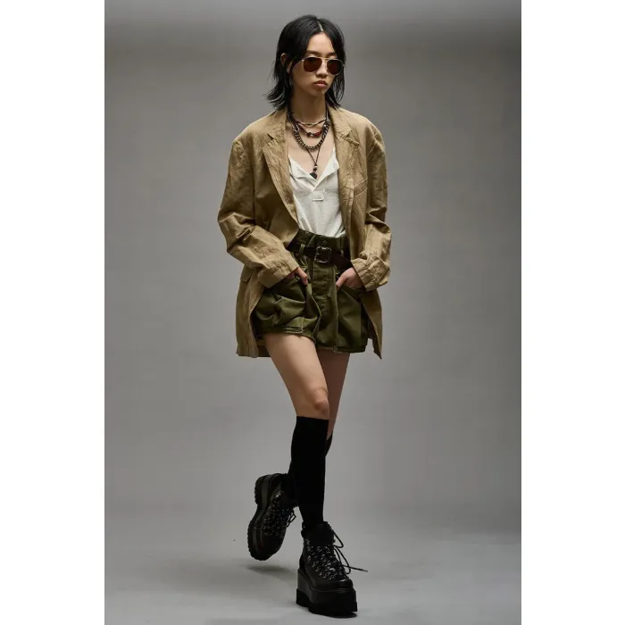 Short court en toile kaki Bubble short R13. Porté avec une veste beige.