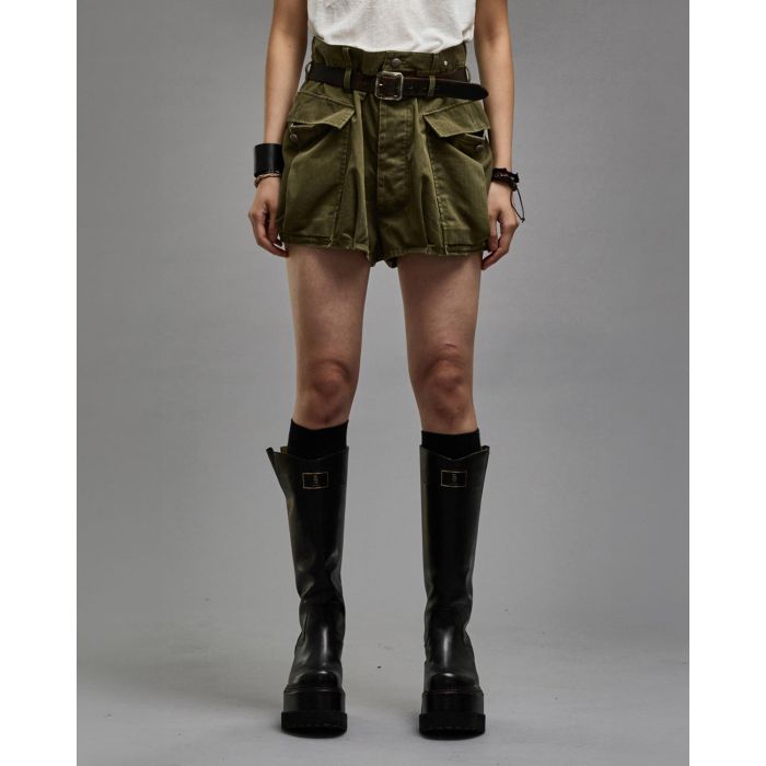 Short court en toile kaki Bubble short R13. Porté de face.