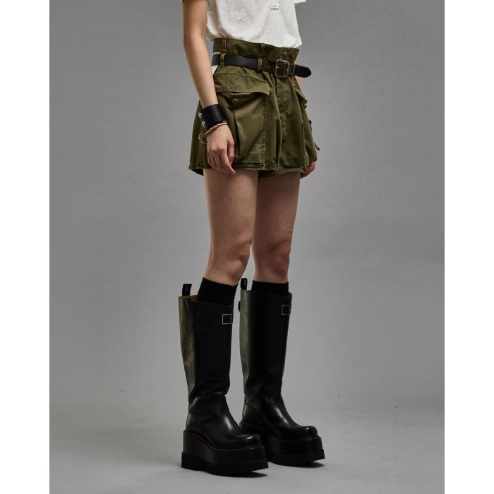 Short court en toile kaki Bubble short R13. Porté de profil.