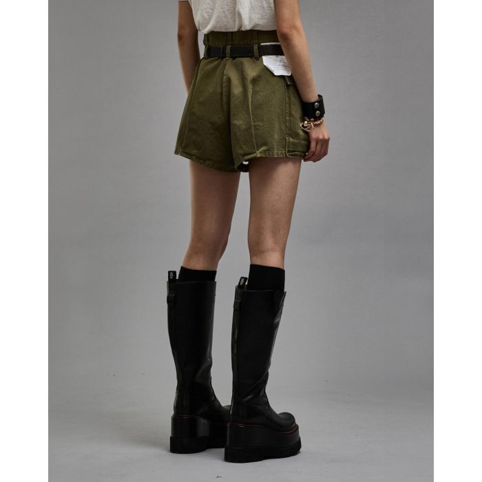 Short court en toile kaki Bubble short R13. Porté profil dos.