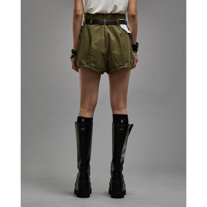 Short court en toile kaki Bubble short R13. Porté de dos.