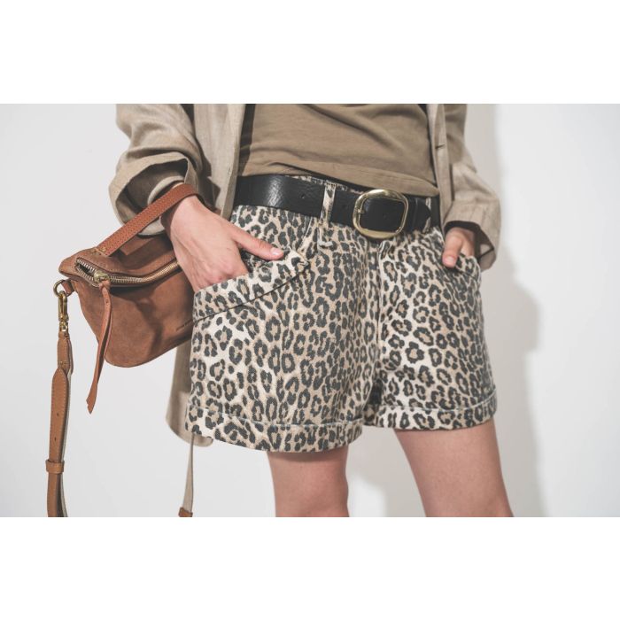 Short en toile écrue imprimée léopard Pocket R13. Porté avec un tee-shirt sans manches Nayda kaki Isabel Marant Etoile et une veste oversize en lin beige Ragged Oversized R13. Ceinture en cuir noir Dara Isabel Marant et une pochette Lucky Jérôme Dreyfuss 