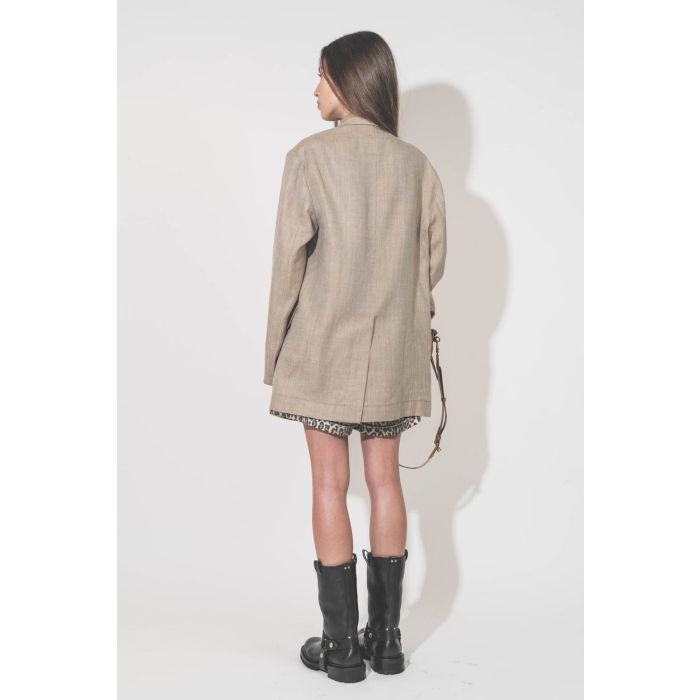 Short en toile écrue imprimée léopard Pocket R13. Porté de dos avec un tee-shirt sans manches Nayda kaki Isabel Marant Etoile et une veste oversize en lin beige Ragged Oversized R13. Ceinture en cuir noir Dara Isabel Marant et boots Kurt Biker en cuir noi