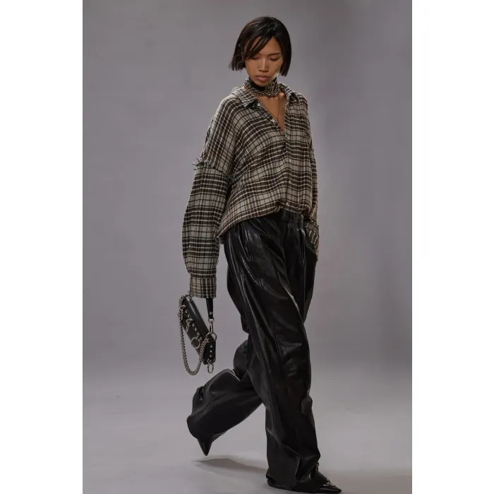 Chemise oversize à carreaux bleu ciel et noir en coton japonais Shredded Seam Drop Neck R13. Portée avec un pantalon noir.