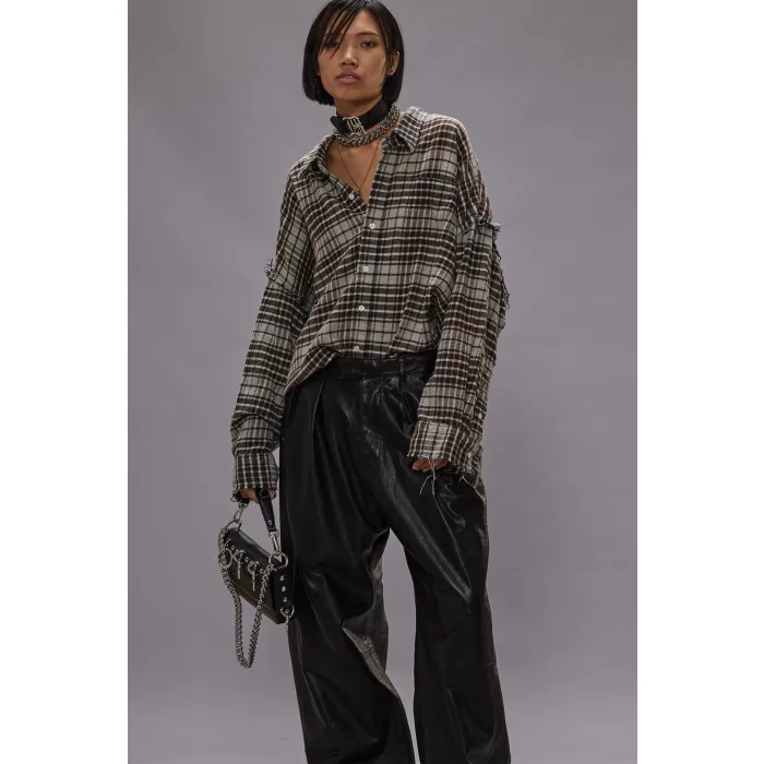 Chemise oversize à carreaux bleu ciel et noir en coton japonais Shredded Seam Drop Neck R13. Portée de face rentrée devant.