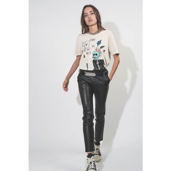 Sneakers compensée en toile noire Kurt R13. Porté avec un tee-shirt rock.