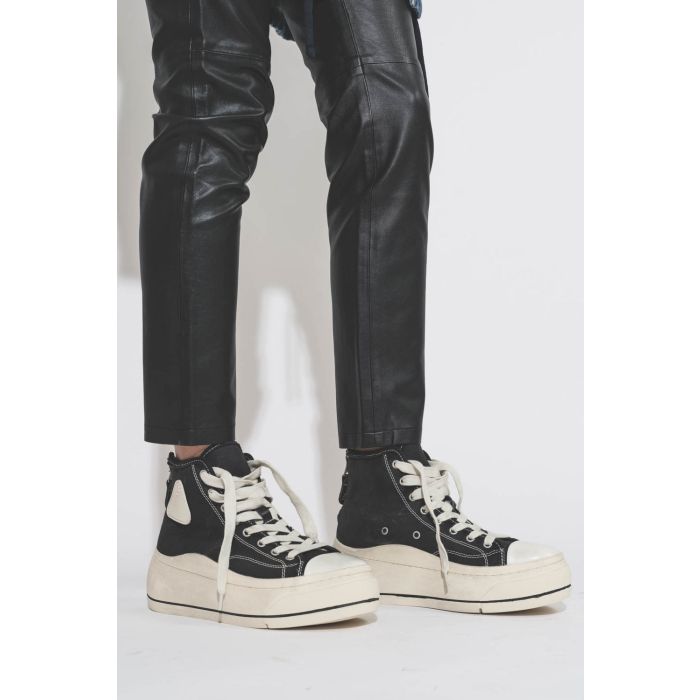 Sneakers compensée en toile noire Kurt R13. Porté de profil.