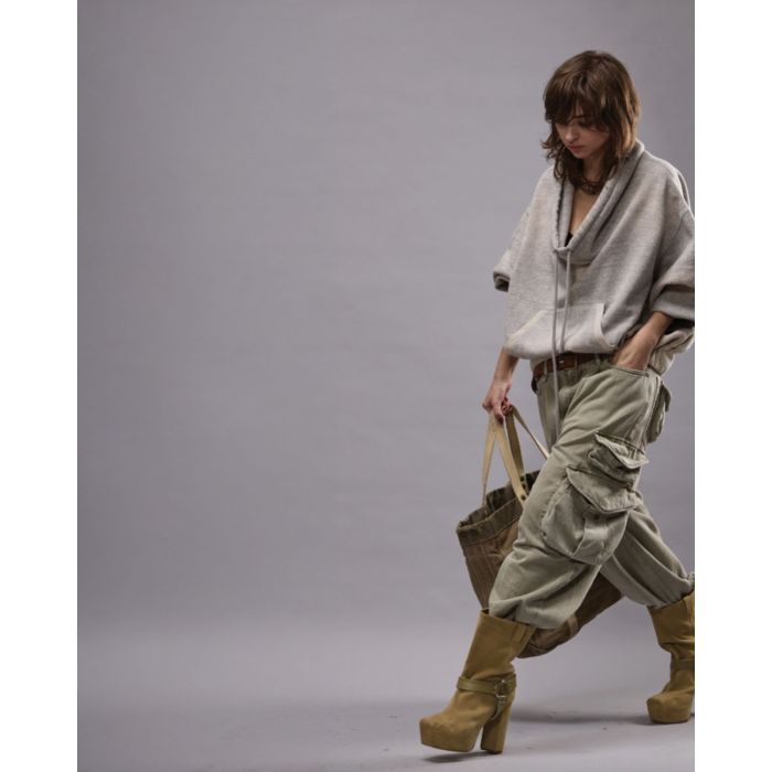 Sweatshirt oversize col détendu poche kangourou gris clair chiné Popover R13. Porté de face.