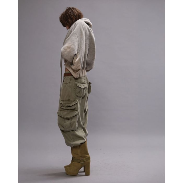Sweatshirt oversize col détendu poche kangourou gris clair chiné Popover R13. Porté de dos.