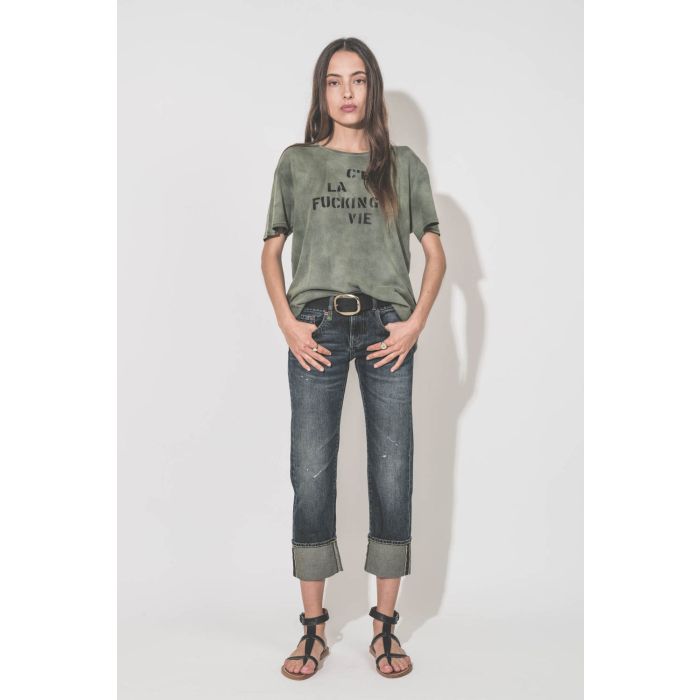 Tee-shirt manches courtes sérigraphie noire devant "C'est la fucking vie" en coton et cachemire kaki R13. Porté de face avec un jean Boy Straight selvedge bleu.