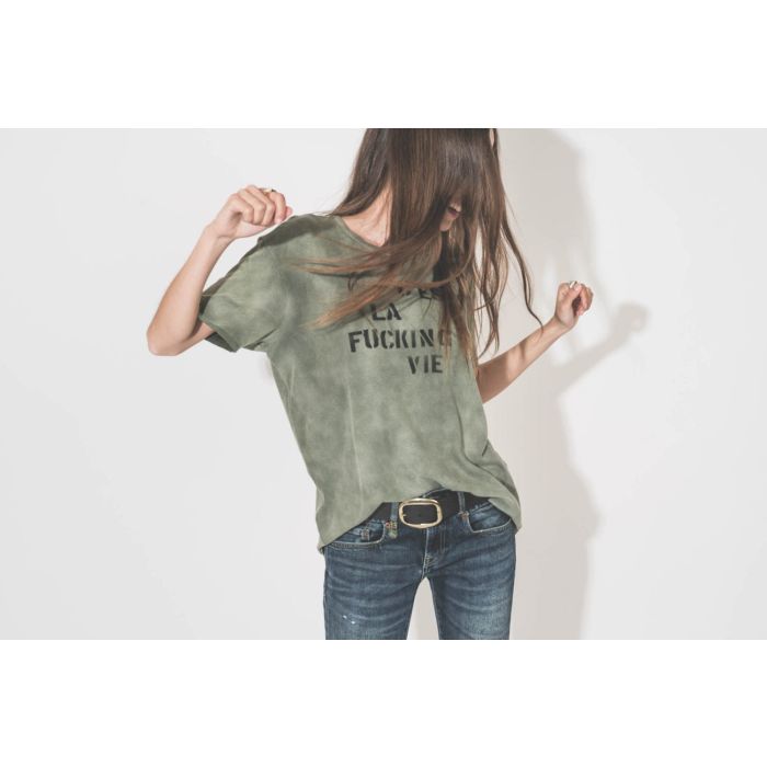 Tee-shirt manches courtes sérigraphie noire devant "C'est la fucking vie" en coton et cachemire kaki R13. Porté de face avec un gros ceinturon en cuir noir.