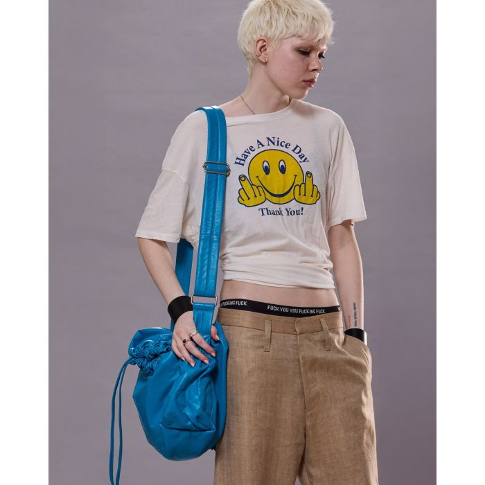 Tee-shirt manches courtes en coton et cachemire écru sérigraphie Smiley Have A Nice Day Thank You R13. Porté de face et noué à la taille.