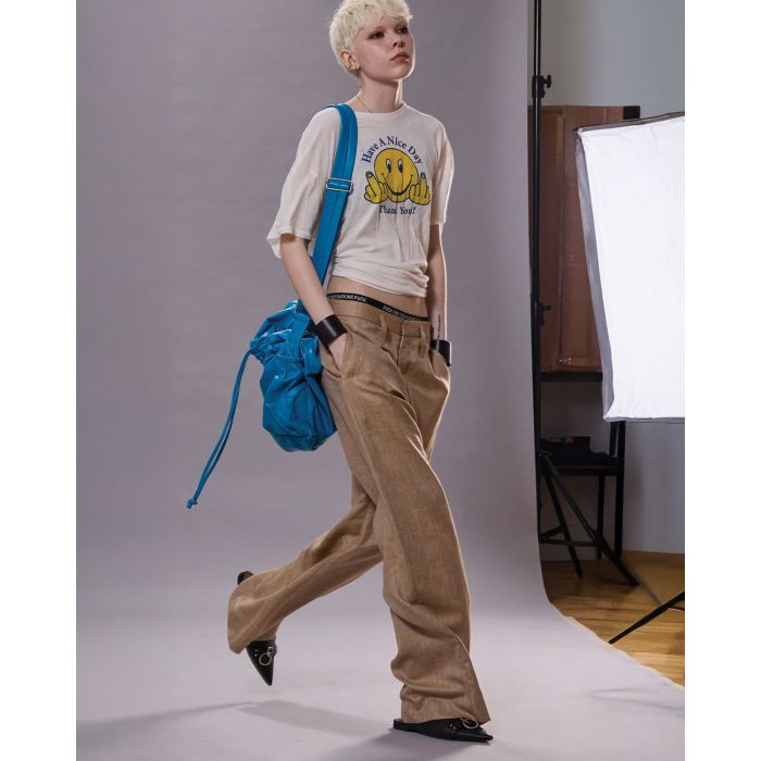 Tee-shirt manches courtes en coton et cachemire écru sérigraphie Smiley Have A Nice Day Thank You R13. Porté avec un pantalon beige.