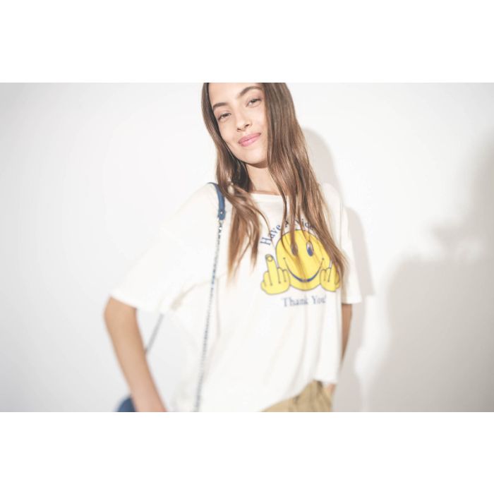 Tee-shirt manches courtes en coton et cachemire écru imprimé devant Smiley doigts d'honneur "Have A Nice Day. Thank You !" R13. Porté de face.