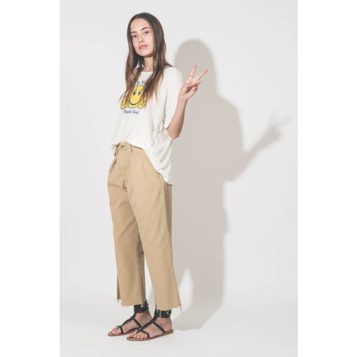 Tee-shirt manches courtes en coton et cachemire écru imprimé devant Smiley doigts d'honneur "Have A Nice Day. Thank You !" R13. Porté avec un pantalon large chino beige Denimist et des sandales plates en cuir noir Caravelle K.Jacques St-Tropez.