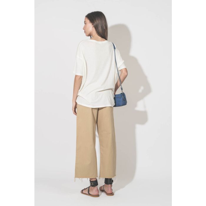 Tee-shirt manches courtes en coton et cachemire écru imprimé devant Smiley doigts d'honneur "Have A Nice Day. Thank You !" R13. Porté de dos avec un pantalon large chino beige Denimist et des sandales plates en cuir noir Caravelle K.Jacques St-Tropez. Min
