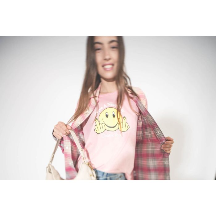 Tee-shirt manches courtes Smiley Have A Nice Day R13 en coton et cachemire rose. Porté sous une chemise à carreaux roses.