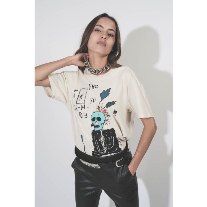 Tee-shirt droit manches courtes en coton écru imprimé rock-punk Punk Sketch R13. Porté de face.