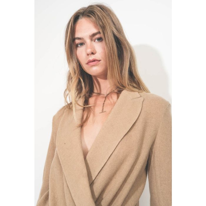 Top Twisted Lapel R13 camel. Détail du col cranté. 