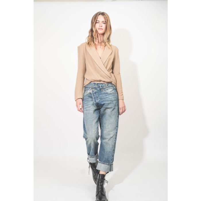 Top Twisted Lapel R13 camel. Porté de face.