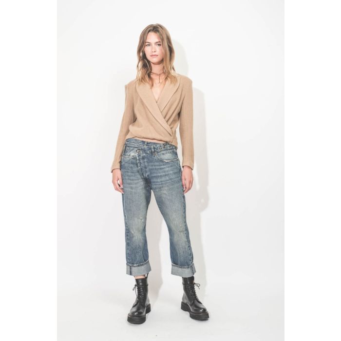 Top cache-coeur Twisted Lapel R13 camel. Porté de face avec un jean crossover.