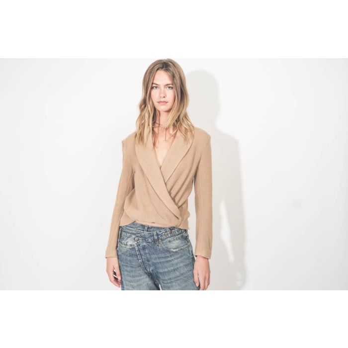 Top Twisted Lapel R13 camel. Porté de face.