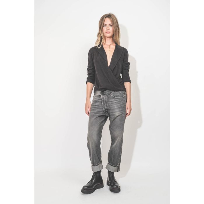 Top Twisted Lapel Black R13. Porté de face.